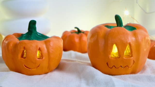 H1: Halloween DIY Craft H2: How to create Halloween Clay Pumpkins CTA: Learn More
